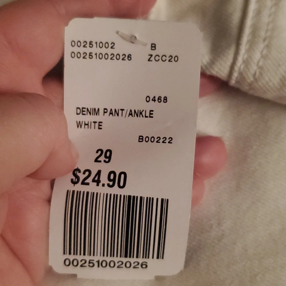 ~~Forever 21 White Ripped Boyfriend Jeans NWT – Size 29~~